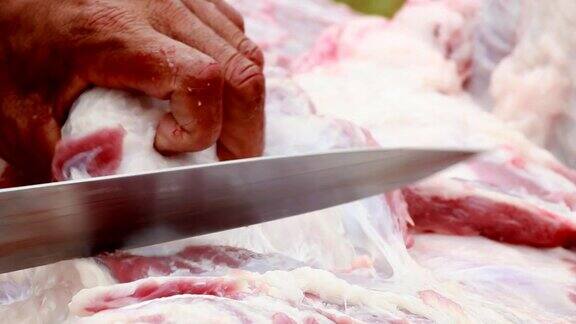 正在切猪肉的人