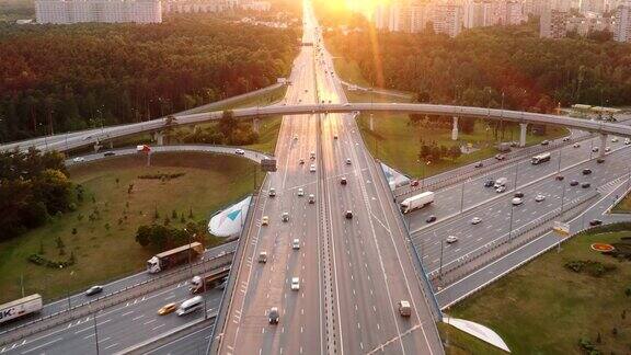 从空中俯瞰与环路交叉口和城市出口立交桥上车辆的运动