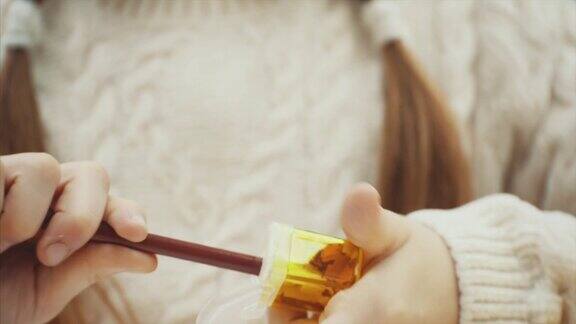 小女孩正在削她的棕色铅笔