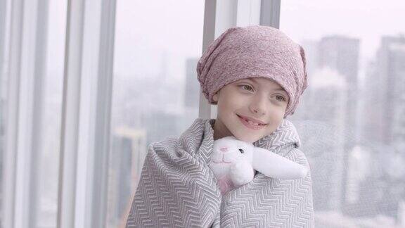 癌症的快乐女孩靠在窗户上