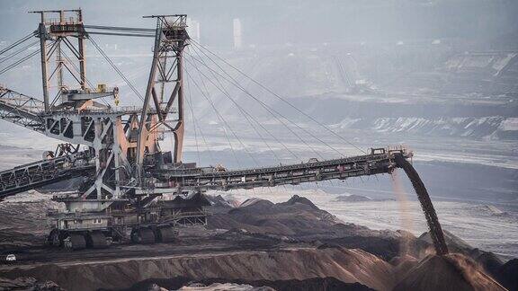 大型煤矿机械正在进行工作