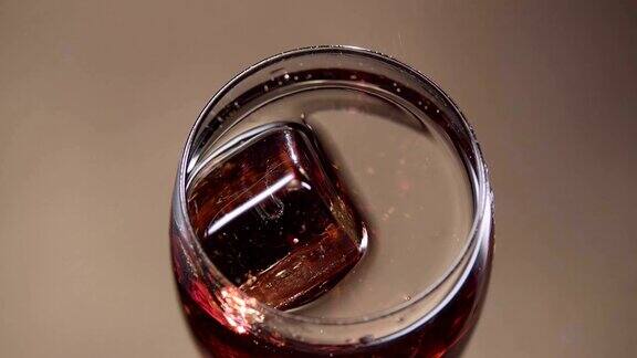 将可乐倒入加冰的玻璃杯中俯视图