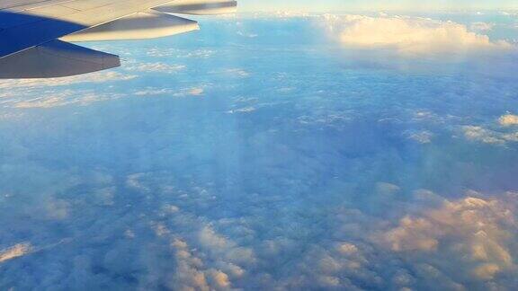 从飞机窗口俯瞰日落