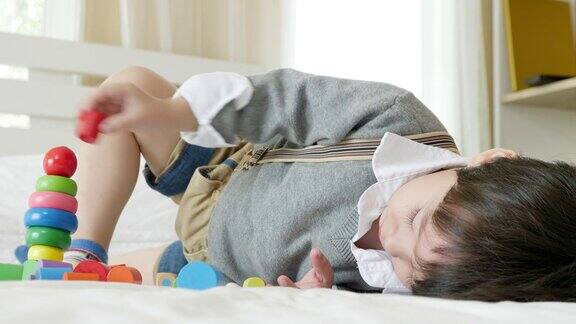 小男孩在床上玩玩具