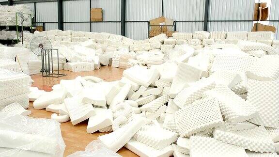 仓库里有一堆乳胶枕头