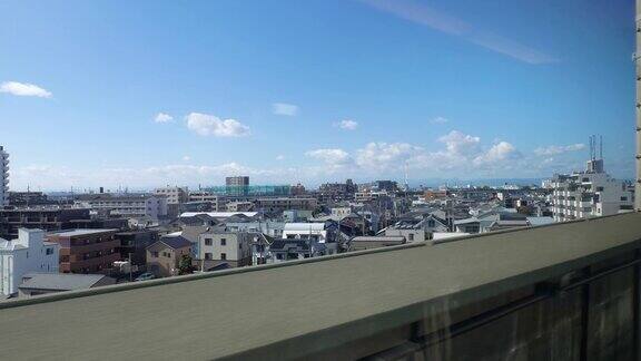 从东京出发的现代高速列车窗外的景色