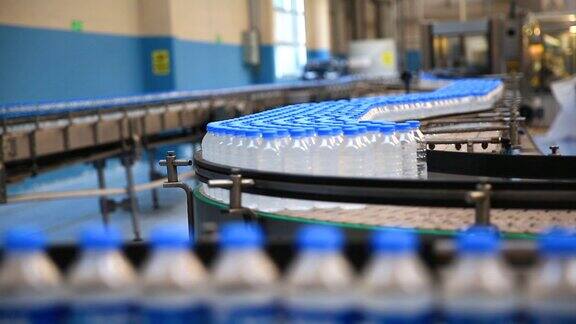 塑料瓶在工厂的输送带上被输送和生产