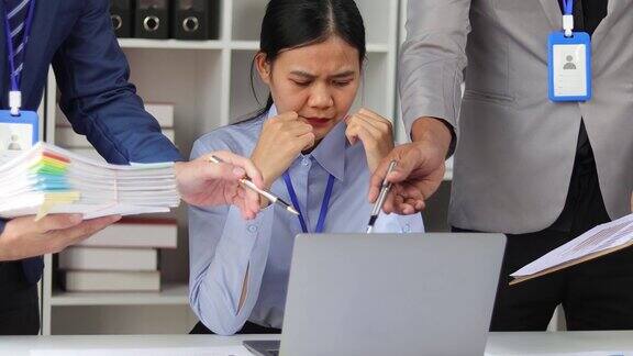 女商人工作压力很大在办公室工作的女员工因过度工作而感到压力