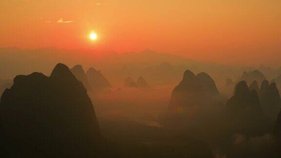 漓江和山峰上壮丽的日出
