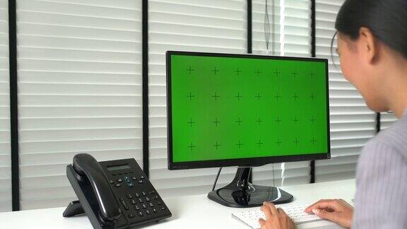女商人使用电脑绿屏