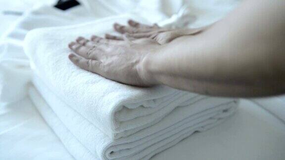 把干净的毛巾铺在床上