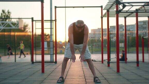 老年人健康的生活方式新冠肺炎大流行后白种老人在操场上健身为老年人健身体育老祖父