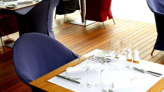 黑山科托尔海边餐厅的一张桌子