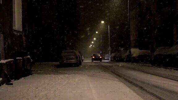 暴风雪和汽车的夜晚