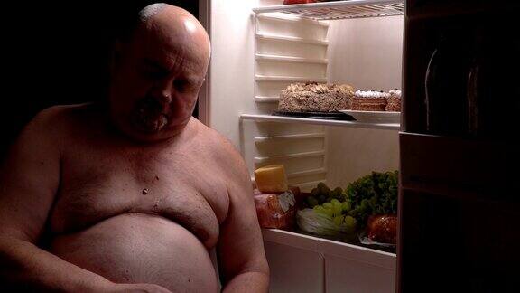 那个胖子睡在冰箱旁边