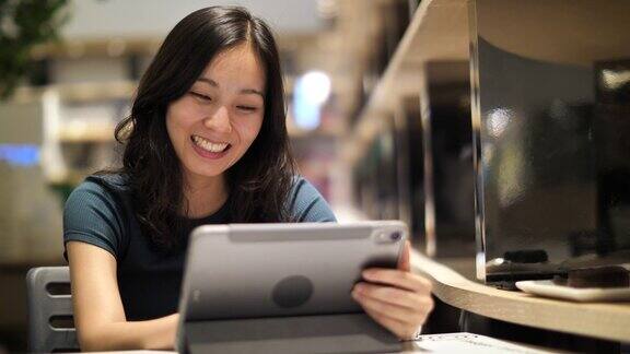 亚洲女性致力于数字平板电脑