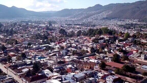 鸟瞰图:圣克里斯托巴尔德拉斯卡萨斯市在墨西哥恰帕斯州
