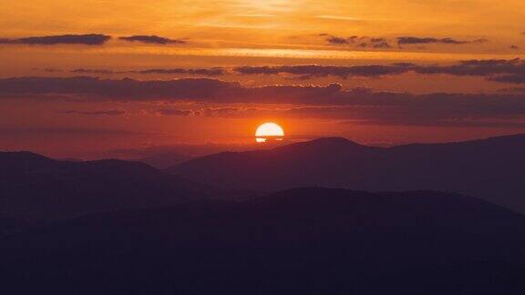 戏剧性的日落在山上鸟瞰图