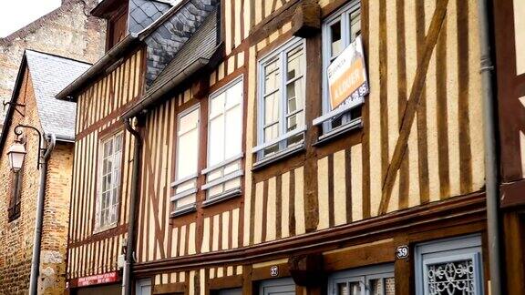 在法国诺曼底翁弗勒市中心可以看到空荡荡的美丽街道和古老的传统房屋