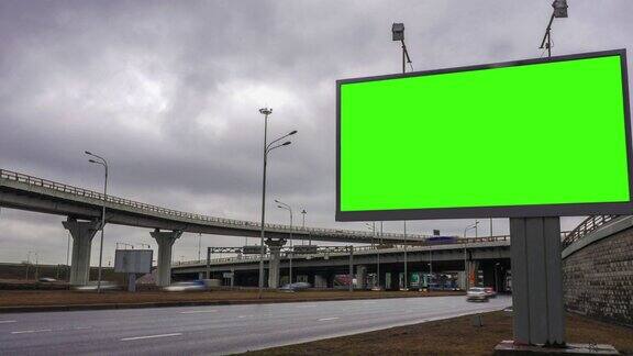 高速公路附近有绿色的大型广告牌汽车、云、间隔拍摄