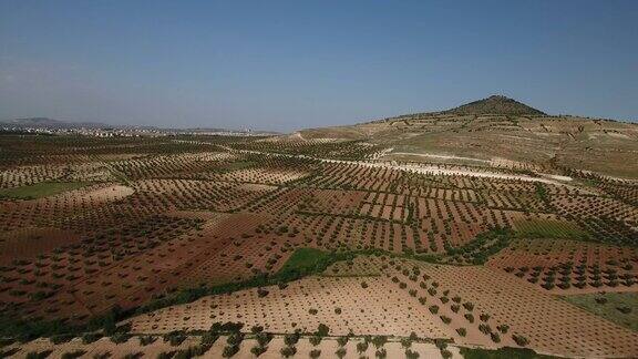 叙利亚边境附近基利斯的农田上空飞行