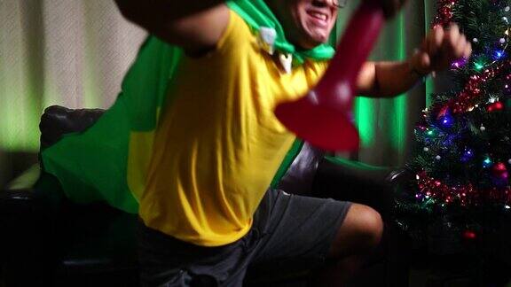 快乐的巴西球迷在世界杯足球赛中庆祝