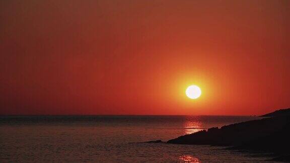 日落、日出时悬崖、海岸和海水的剪影