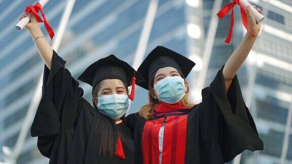 在新冠肺炎疫情下带着口罩微笑的毕业生庆祝毕业