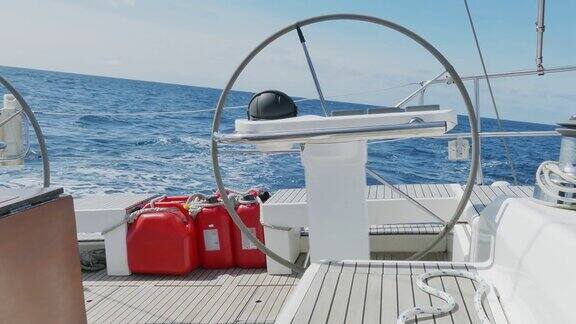 带有自动驾驶仪的帆船舵自动导航控制