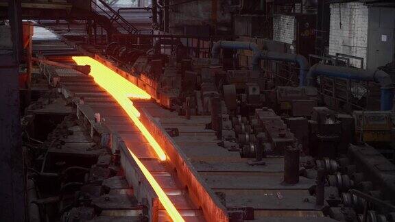 冶金厂传送带上的热钢轨滚动商店经营理念现代钢铁生产技术