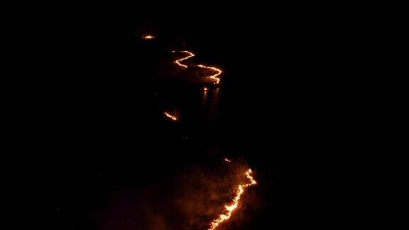 夜火在森林里有火和烟史诗级的航拍视频一团冒着烟的火焰火:夜间燃烧的、发光的火森林火灾干草在燃烧气候变化、生态在黑暗中生火
