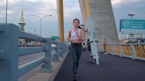 年轻女子慢跑过桥慢镜头