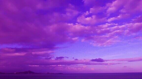 彩色柔和的紫色云在美丽的日落蓝色的天空背景在平静的海水