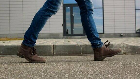 穿鞋的男人走在人行道上的特写镜头