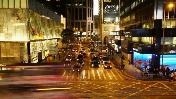 在香港市中心周围的人们和交通