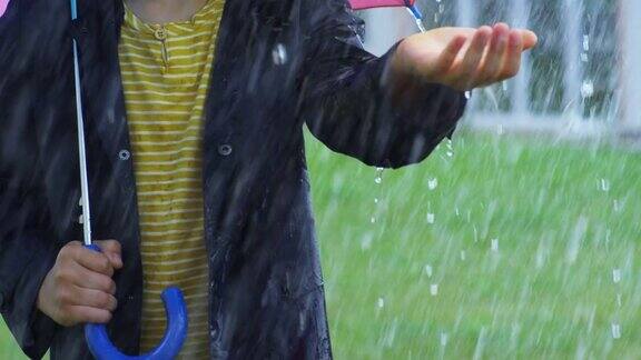 男孩抓住雨滴