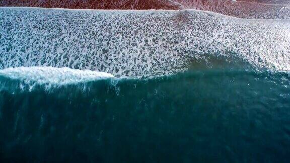 无人机拍摄海浪到达海岸的画面