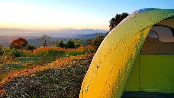 带有晨光的露营帐篷