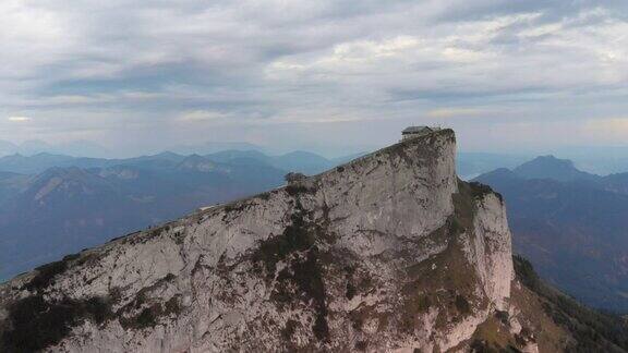奥地利萨尔兹卡默古特用轨道4K无人机拍摄沙夫伯格峰周围的阿尔卑斯山脉场景