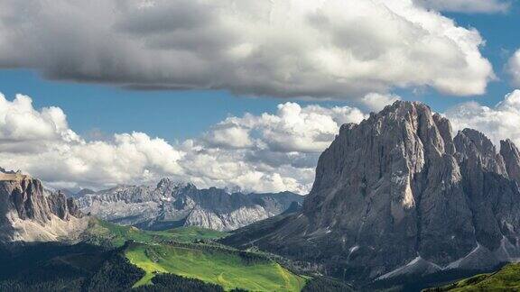 阿尔卑斯山的延时日落场景欧洲山脉的多云运动在塞切达南蒂洛尔白云石意大利