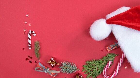 圣诞背景360度旋转圣诞老人的帽子装饰和冷杉树枝在红色的背景上旋转