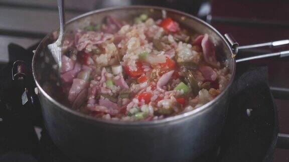 煮米饭美味的食物准备户外工艺背景