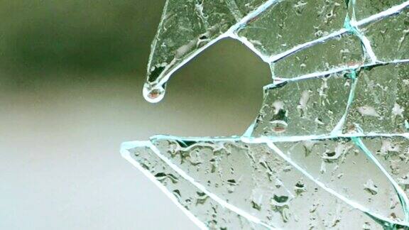 雨水打在破碎的窗户玻璃上