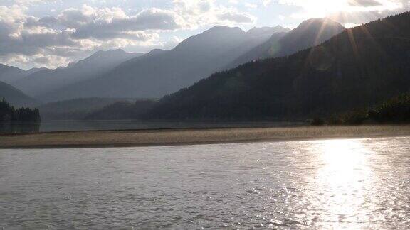 日出时分河流流入山间湖泊景色优美