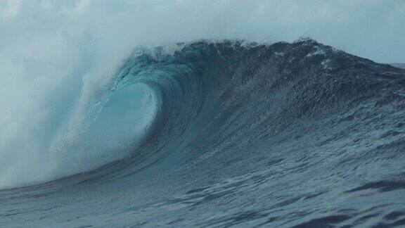 慢镜头:深蓝色的浪涌向塔希提岛壮观的海岸
