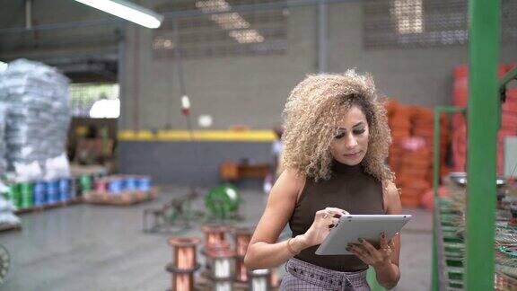 女性在工业中使用平板电脑的肖像