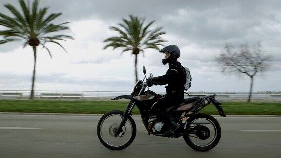 骑摩托车旅行的年轻女子热带气候