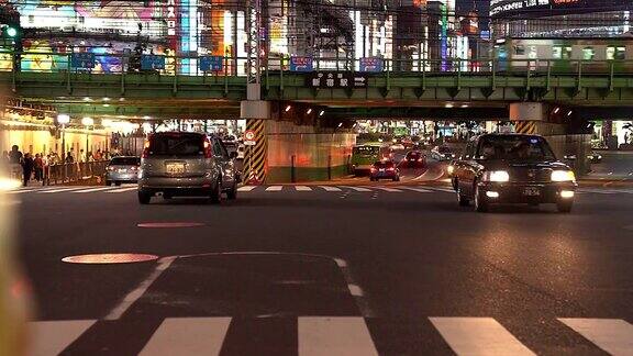 日本东京新宿十字路口的夜景