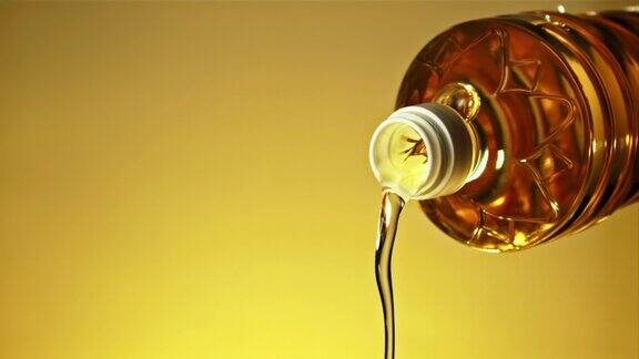 一股橄榄油从瓶子里流出来用高速摄影机以每秒1000帧的速度拍摄