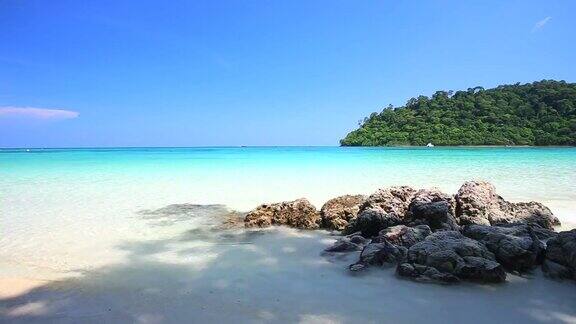 泰国南部的安达曼海热带沙滩